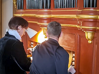 Orgue français Elise Rollin joue l’orgue anonyme français.
